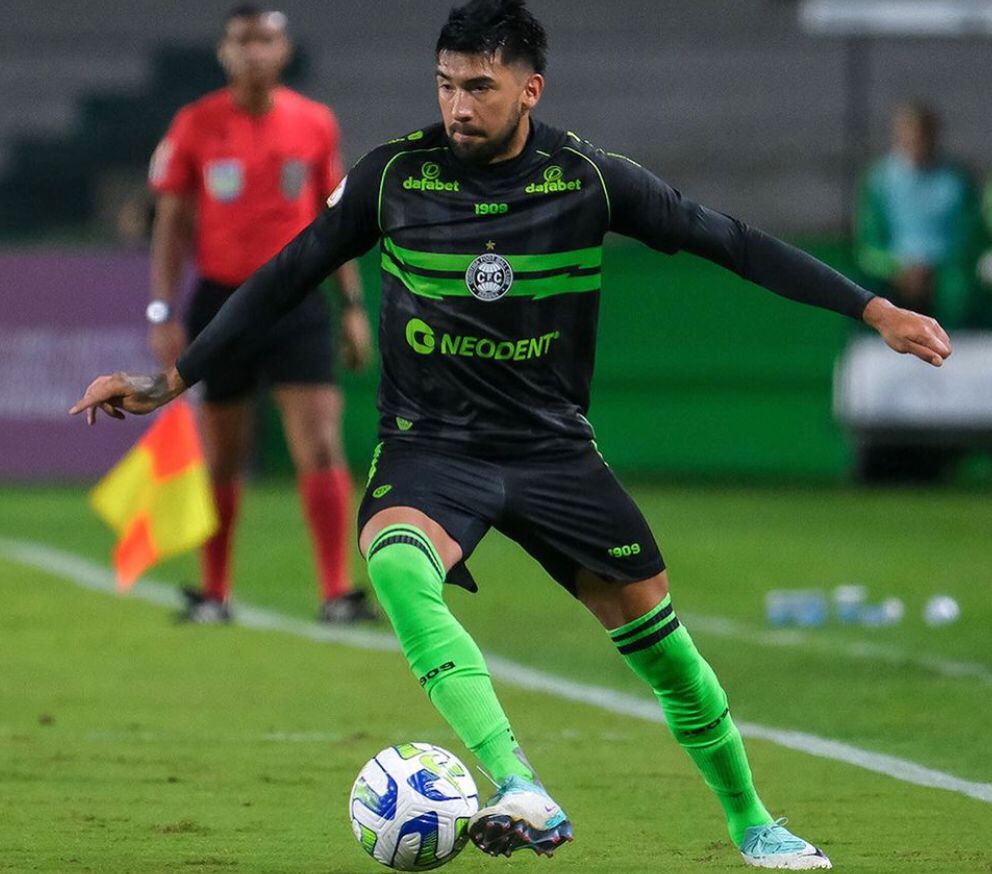 Botafogo faz e leva gol nos acréscimos, tropeça no rebaixado Coritiba e segue em jejum no Brasileirão