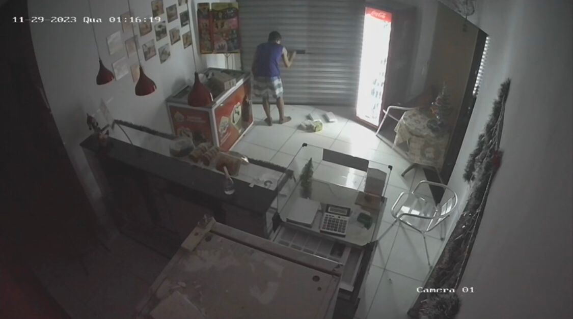 Imagens mostram ação de homem preso por furto em estabelecimento no bairro Santo Antônio, em Patos; veja vídeo