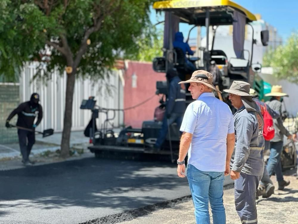 Prefeito Nabor acompanha obras de pavimentação asfáltica em novas ruas da cidade