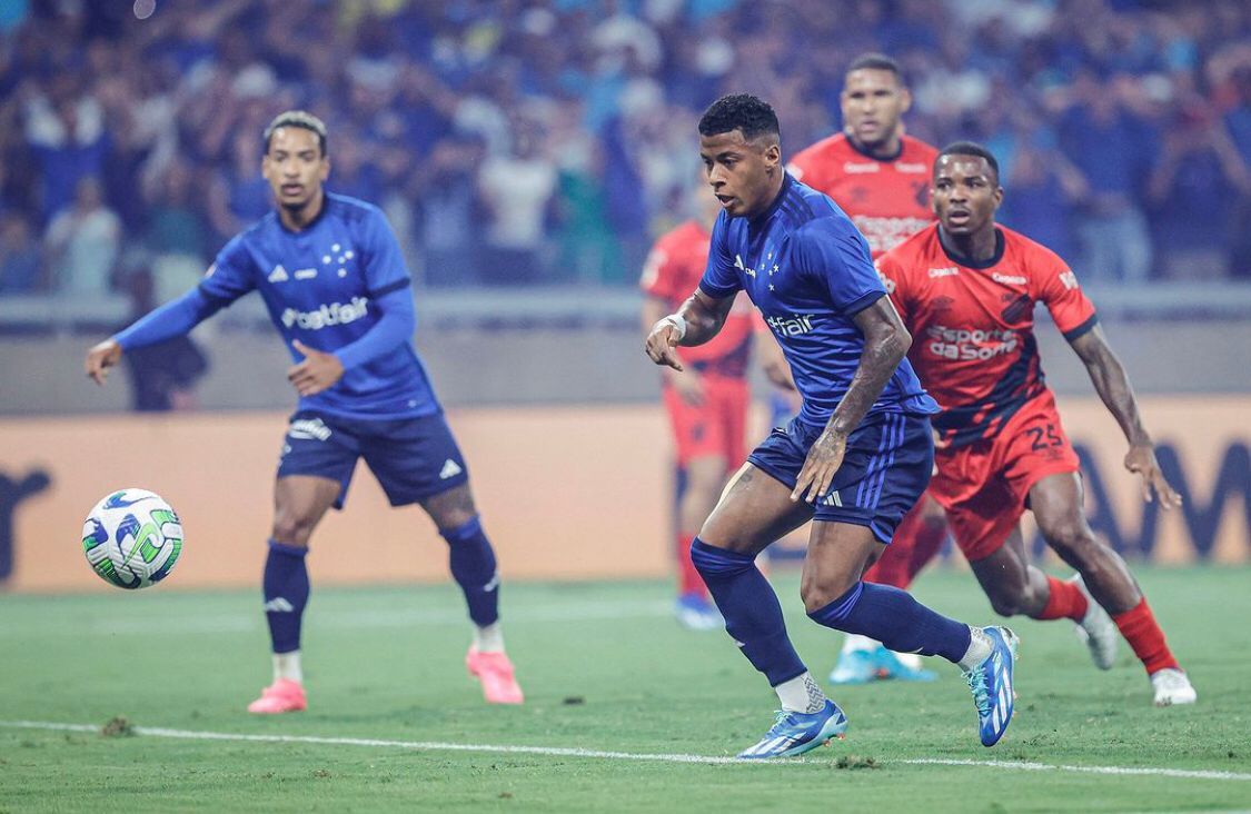 Cruzeiro leva gol de ex-cria Vitor Roque, busca empate com o Athletico e segue ameaçado de rebaixamento