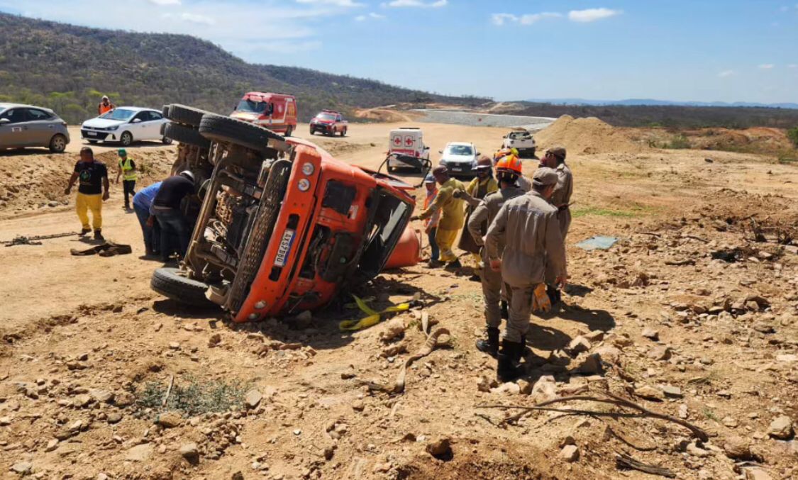 Motorista fica ferido após caminhão tombar em local de obras da Transposição do Rio São Francisco, no Sertão