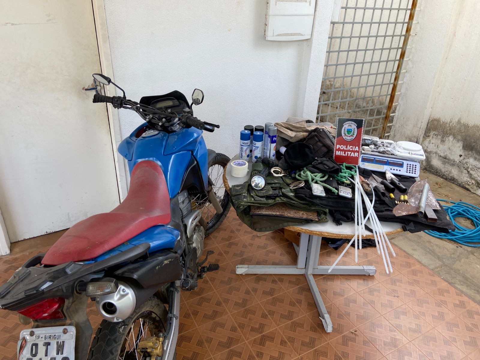 Polícia Militar desarticula esconderijo utilizado por criminosos e apreende vasto material bélico e entorpecentes no bairro São Sebastião, em Patos