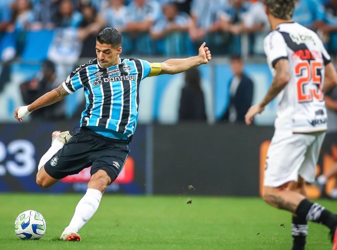 Na despedida de Suárez, Grêmio vence, se aproxima de vaga direta na Libertadores e mantém Vasco colado no Z-4