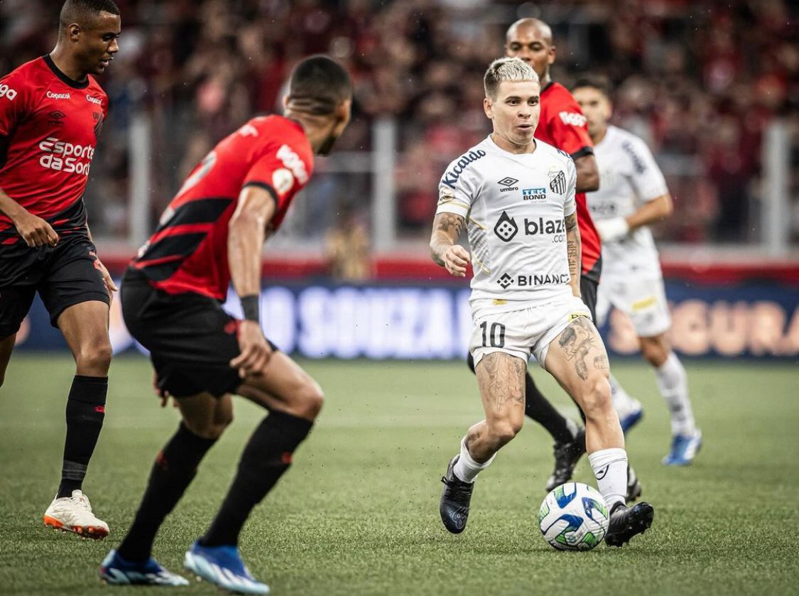 'Lei do ex' funciona, Athletico vence no adeus de Vitor Roque, e Santos vai à última rodada sob risco de rebaixamento