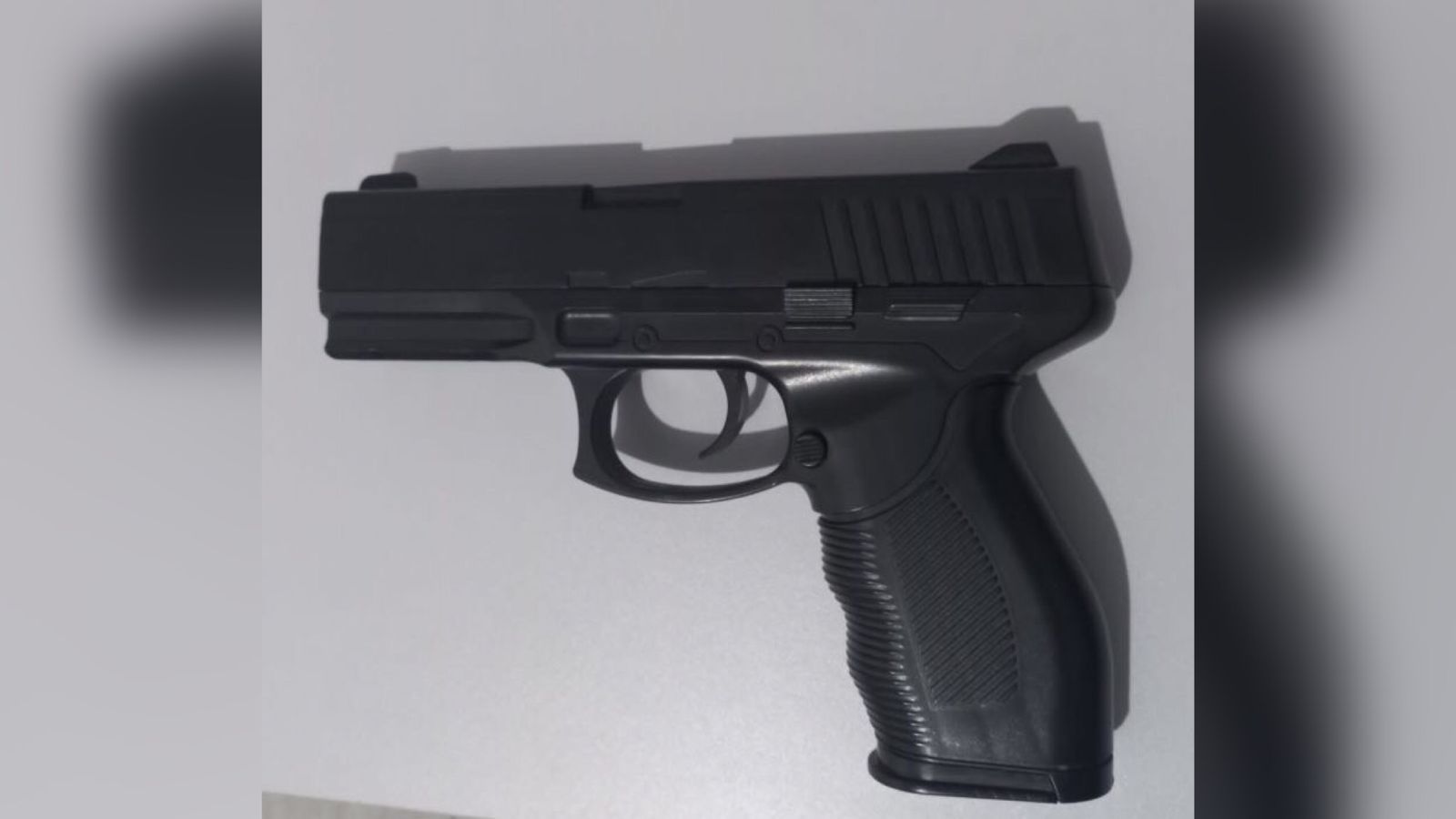 Em Itaporanga: Homem é preso após se passar por delegado de polícia, utilizar arma de brinquedo e enganar até a própria esposa