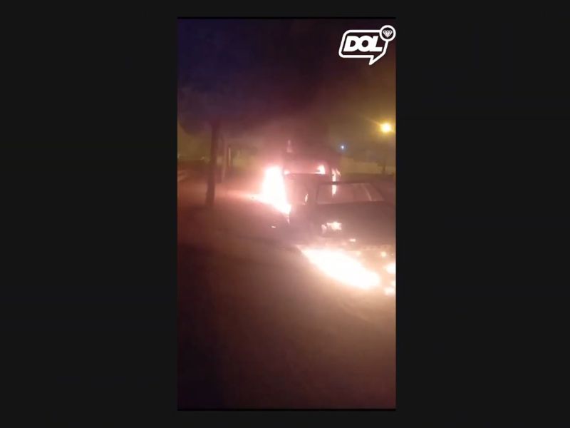 Incêndio criminoso: dupla é flagrada ateando fogo em dois carros na cidade de Itaporanga (PB), durante a madrugada desta terça (05); veja vídeo