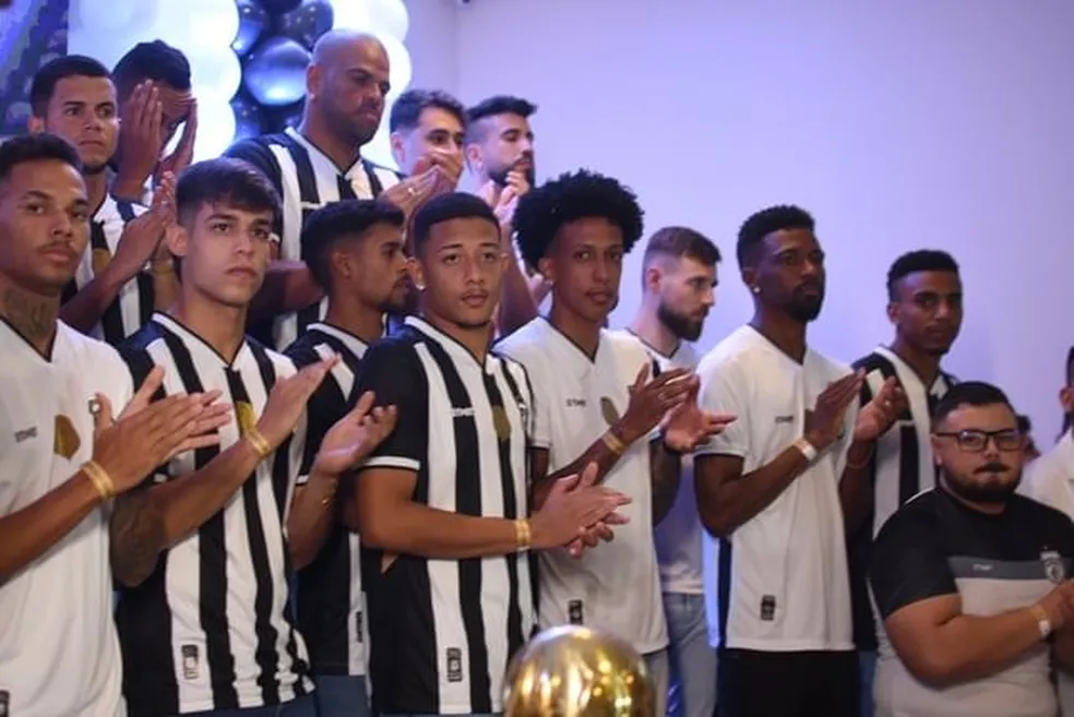 Treze apresenta elenco, novos uniformes e anuncia retorno do atacante Xandy
