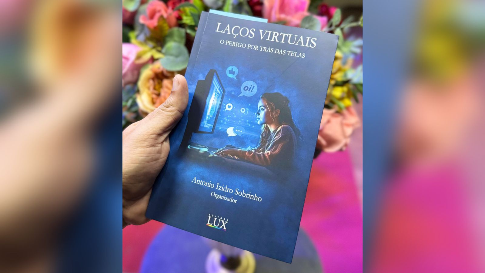 Lançamento do livro Laços Virtuais - O Perigo Por Trás Das Telas, é realizado no Colégio Cristo Rei
