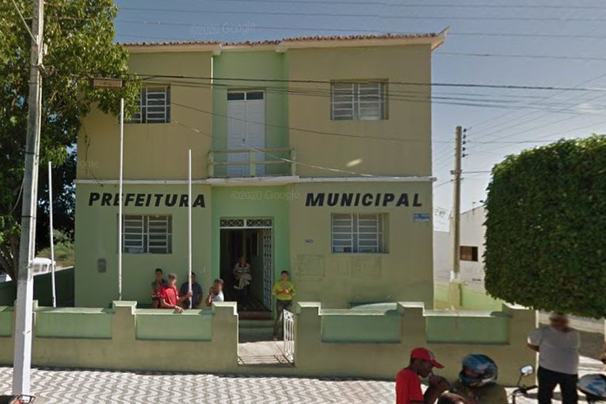 Alegando crise financeira, prefeito do Sertão demite todos os servidores contratados e comissionados