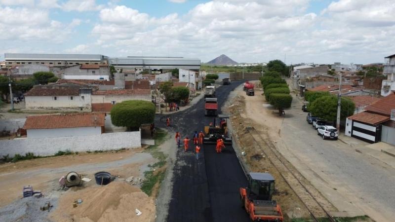Prefeitura de Patos pavimenta avenida recentemente aberta e facilita acesso dos moradores do Luar de Angelita ao centro