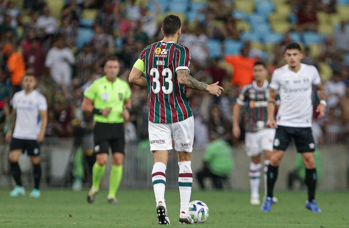Suárez faz dois em despedida, Grêmio bate Fluminense e é vice-campeão brasileiro