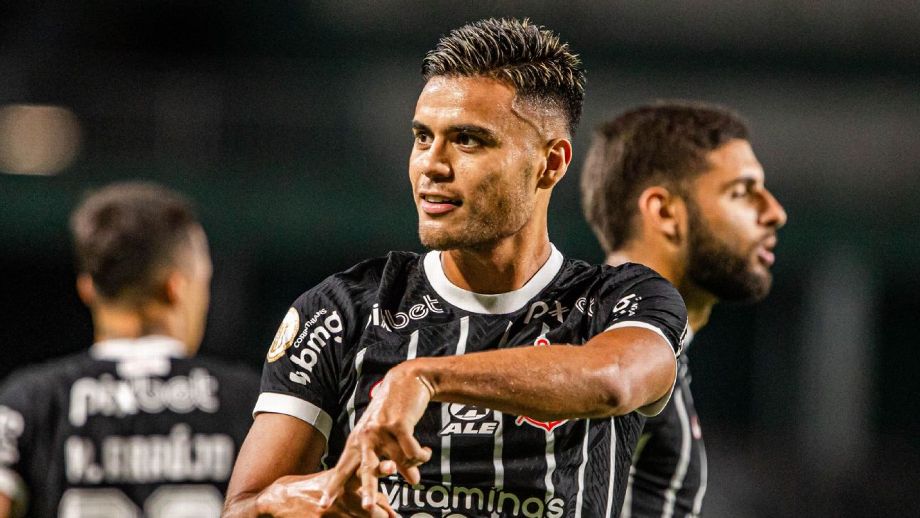 Fausto Vera marca primeiro gol com a camisa do timão e Corinthians fecha o Brasileirão vencendo o Coritiba