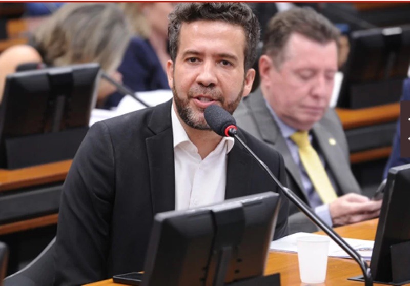 Pedido de cassação de Janones avança na Câmara dos Deputados