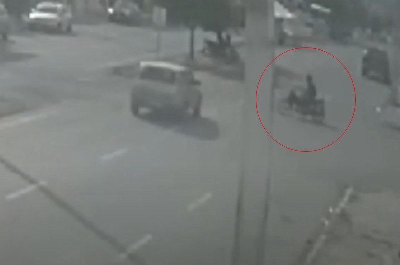 Acidente em Itaporanga: Câmera de segurança registra colisão entre carro e moto, e mostra jovem sendo arremessado; veja vídeo