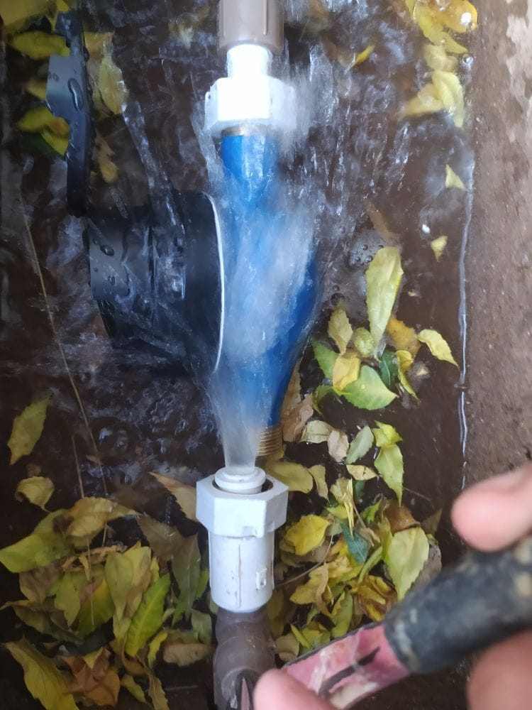 Morador da Rua Sargento Lourival, em Patos, reclama de falta d'água após troca de medidor da Cagepa sem autorização; empresa se pronuncia