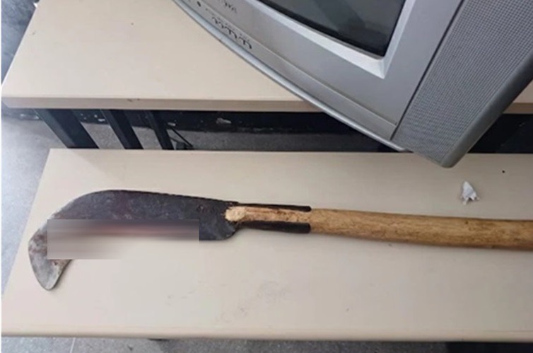 No Sertão: Homem é conduzido à delegacia após desferir golpe de foice contra sua cunhada