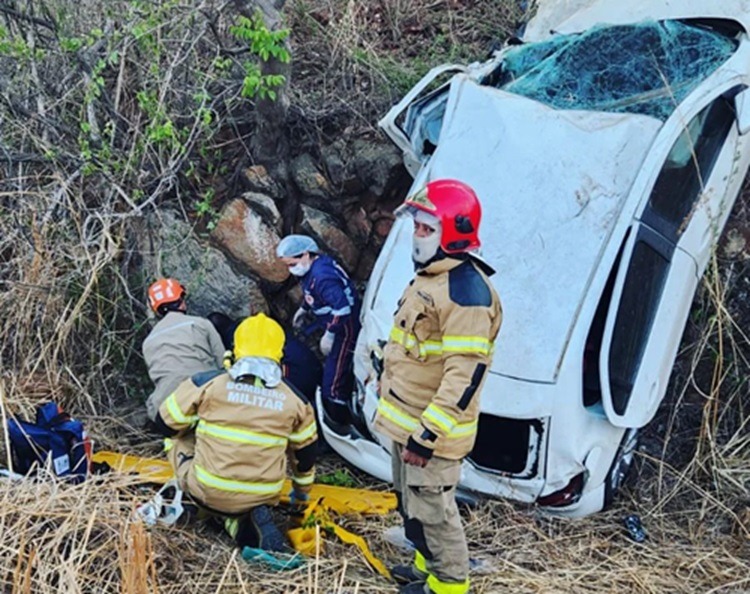 Mãe e filho de 8 anos ficam feridos após capotamento em rodovia do Sertão