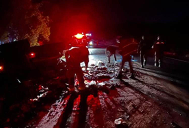 Duas pessoas ficam feridas após caminhão carregado de frutas tombar na BR-116, no Sertão