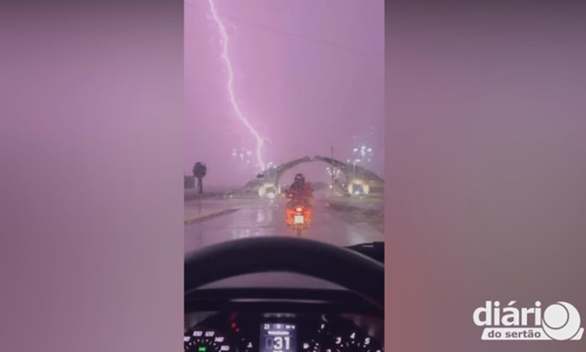 Chove em diversas cidades do Sertão na noite deste sábado (09) e internauta faz belíssimo registro de raio na entrada da cidade de Sousa