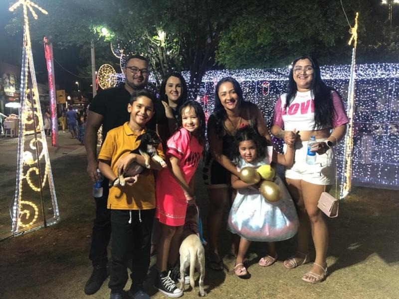 Famílias patoenses prestigiam apresentações e decoração do Natal da Gente