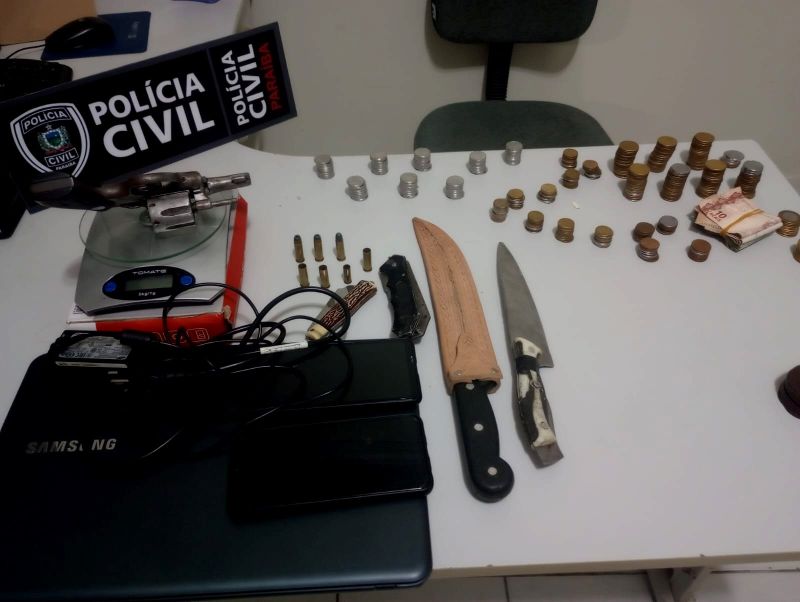 Mulher é presa em Coremas por posse ilegal de arma e material para tráfico