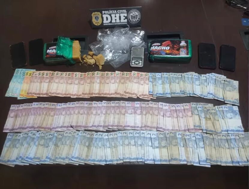 DHE de Patos desarticula ponto de tráfico de drogas no bairro da Liberdade, prende três pessoas em flagrante e apreende entorpecentes