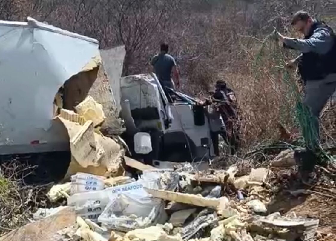 Acidente envolvendo caminhão carregado de peixes é registrado na tarde desta quinta-feira (14) na Serra do Teixeira; veja vídeo