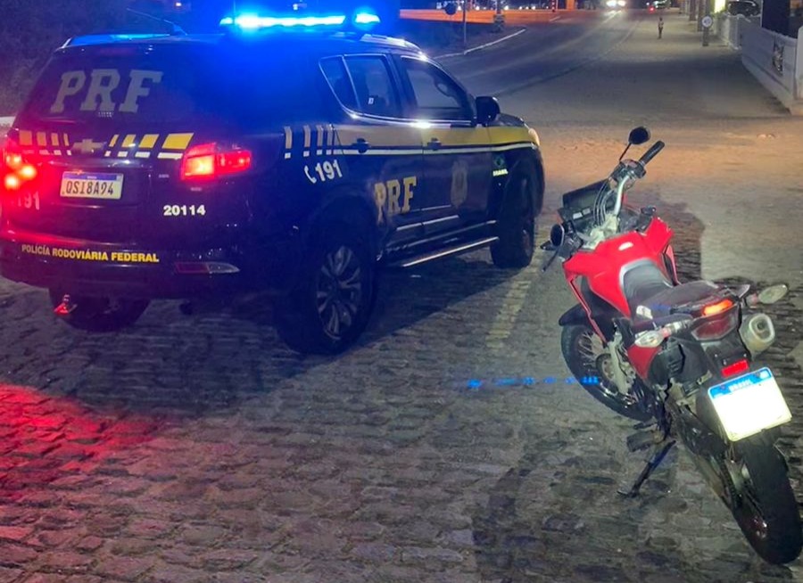 PRF apreende motocicleta com indícios de adulteração, na noite desta quinta-feira (14), em Patos