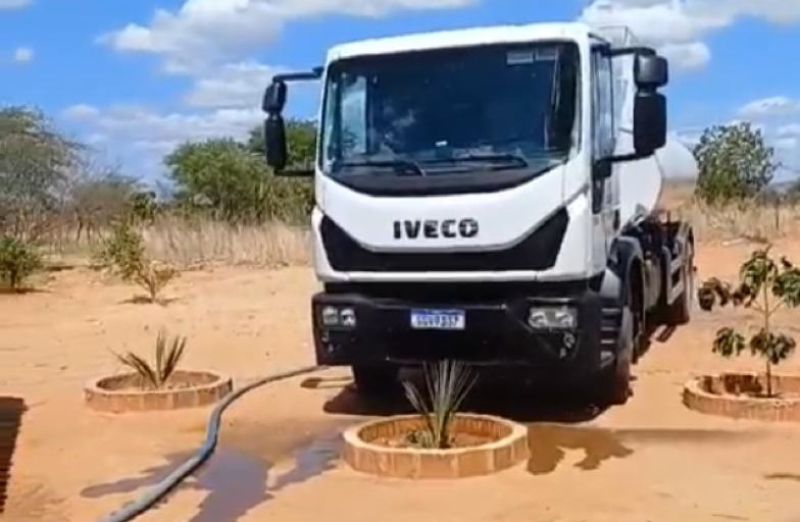 Motorista da Prefeitura de Itaporanga é demitido após divulgar vídeo de carro-pipa do município enchendo piscina particular