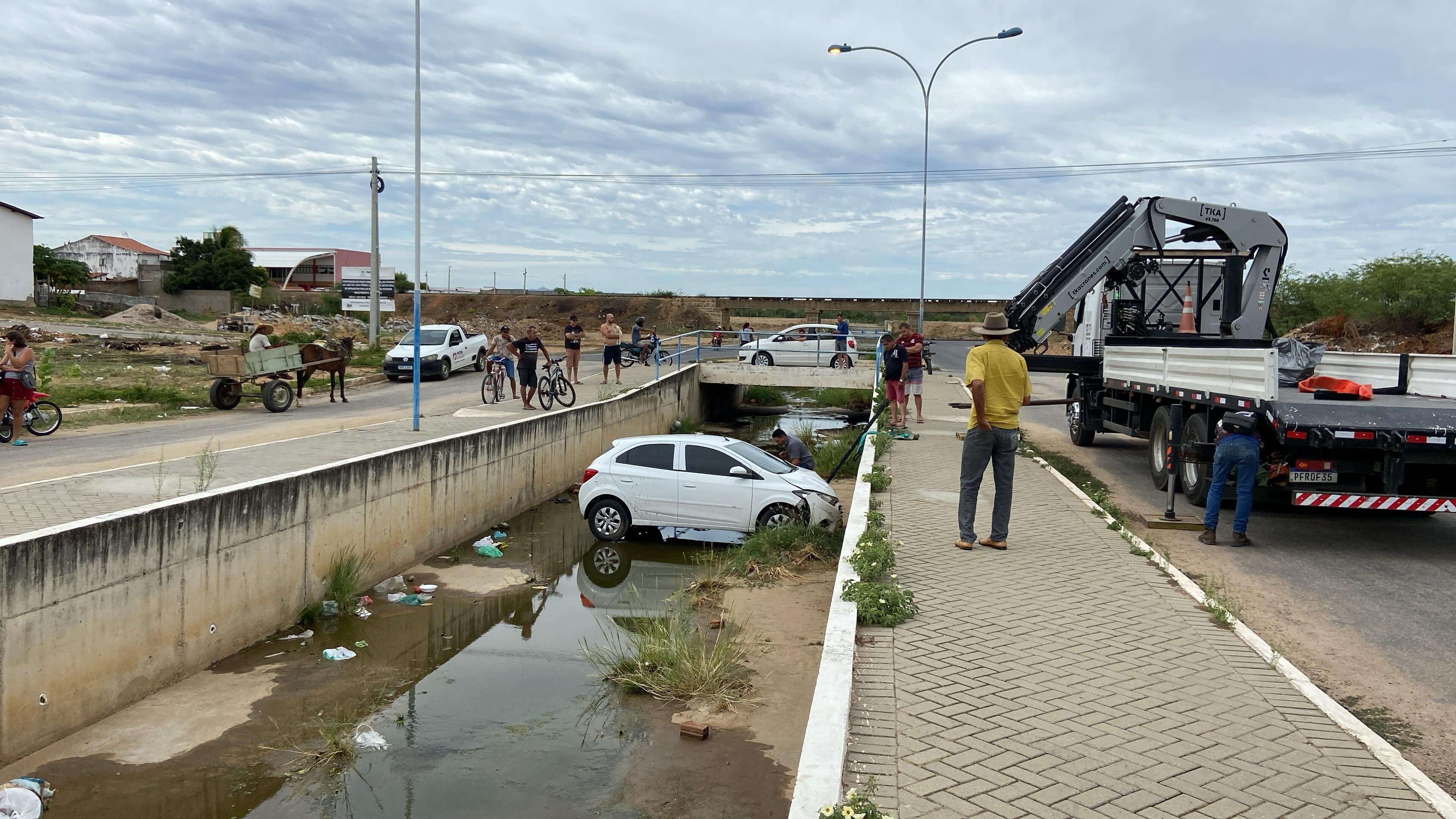 Veículo cai dentro do Canal do Novo Horizonte, em Patos; veja vídeo