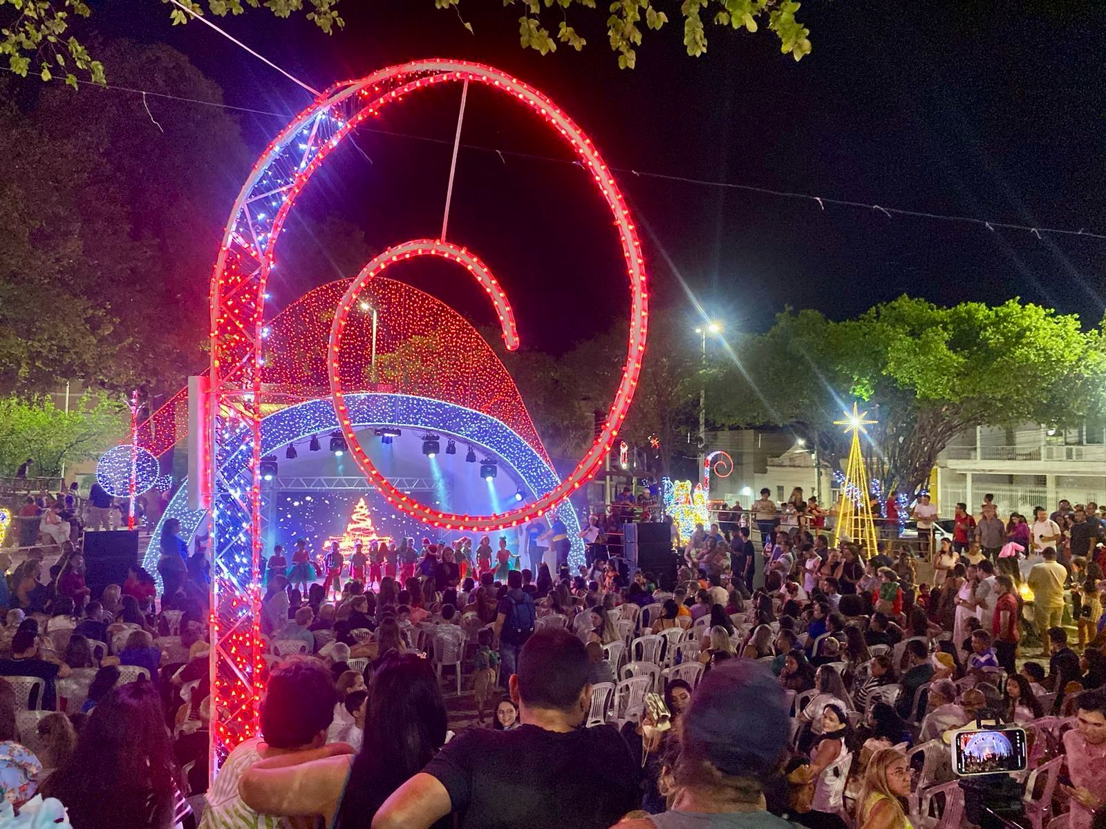 Famílias unidas na Concha Acústica: Espetáculo escolar atrai multidão no Natal da Gente