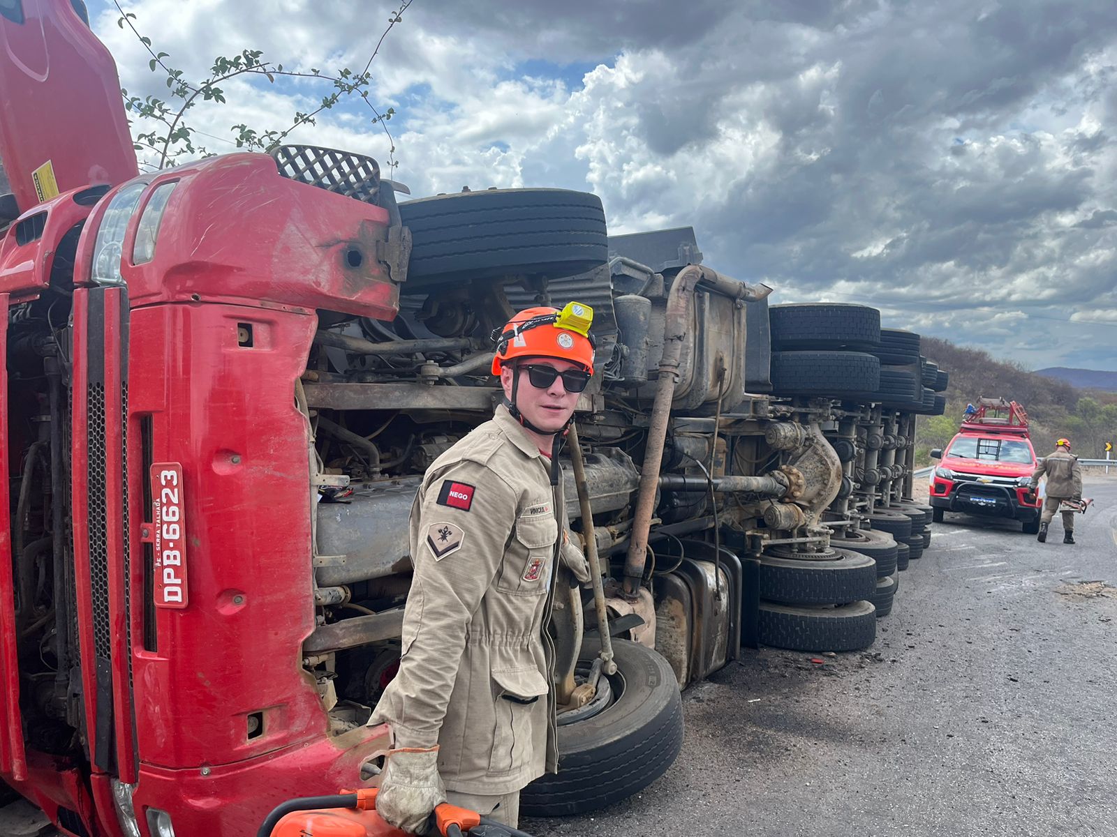 Motorista vítima de acidente na Serra do Teixeira é resgatado por equipes do Corpo de Bombeiros e SAMU, consciente e orientado