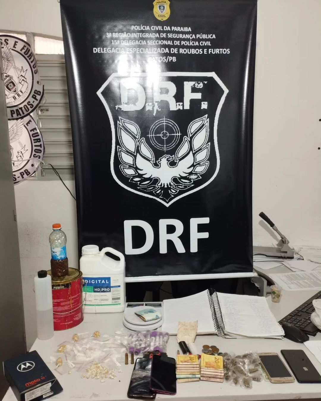 Operação Krampus: Ação da DRF, com apoio da DHE, DRACO e 1ª Distrital, prende homem, apreende menor e vasto material ilícito em Patos