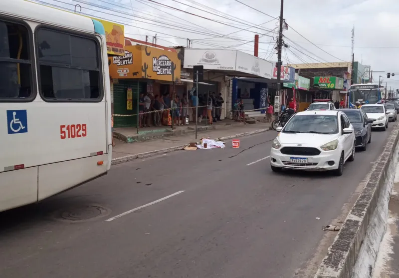 Mulher tropeça, cai debaixo de ônibus e morre esmagada pelo veículo, em João Pessoa
