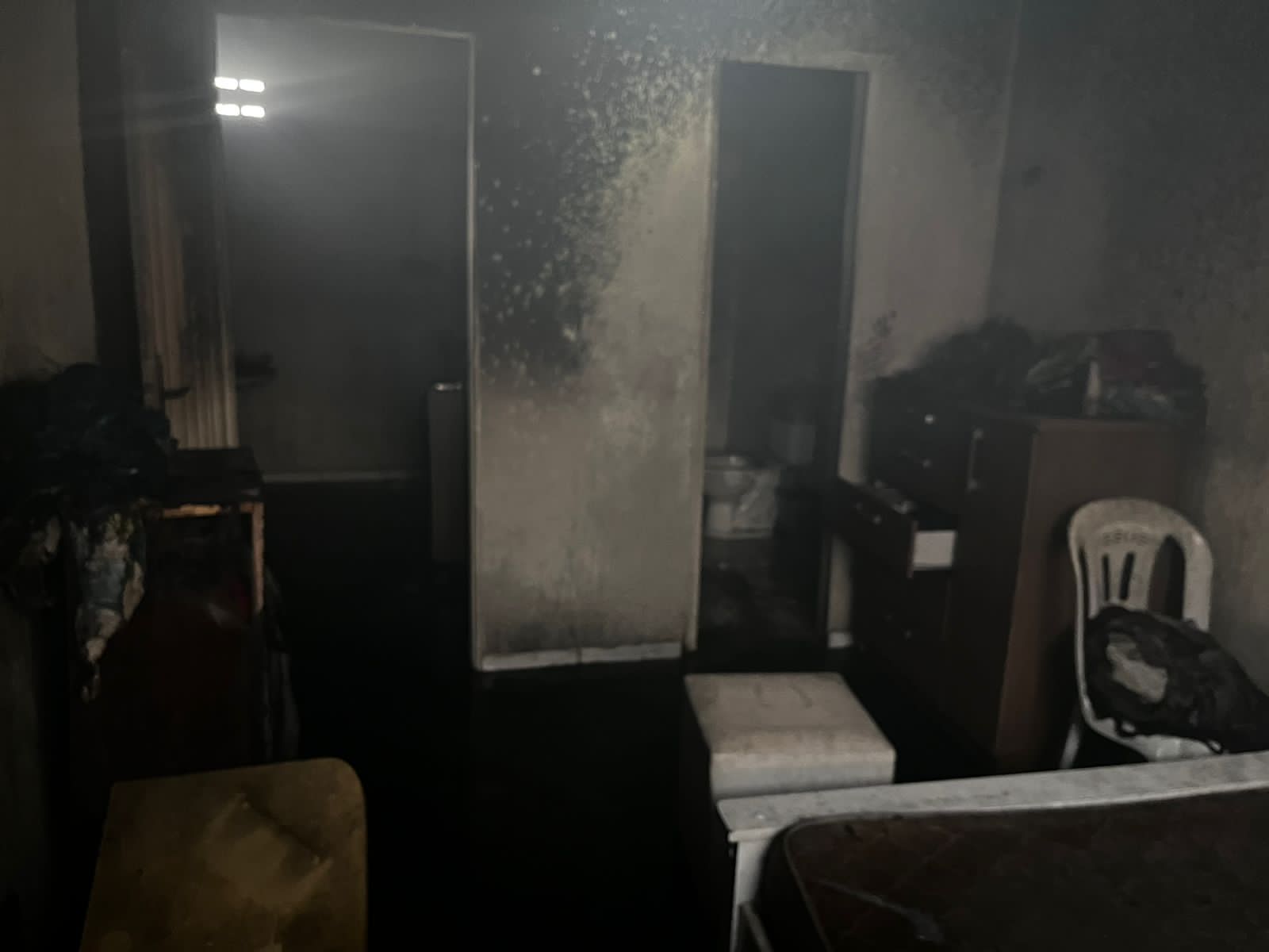 Corpo de Bombeiros é acionado após incêndio em kitnet no bairro Monte Castelo, em Patos, na tarde desta quinta; fogo teria se iniciado em uma TV