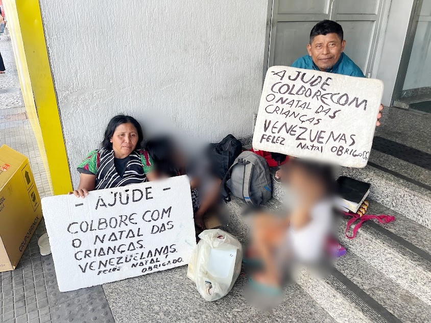 Aproveitando o período de Natal, família venezuelana pede ajuda no Centro de Patos 