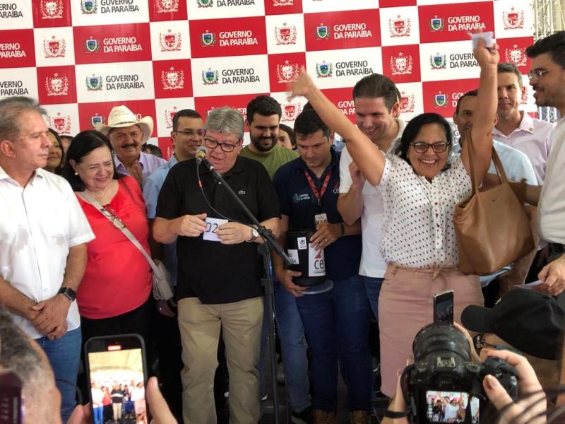 Famílias patoenses comemoram sorteio dos apartamentos do São Judas Tadeu I e II