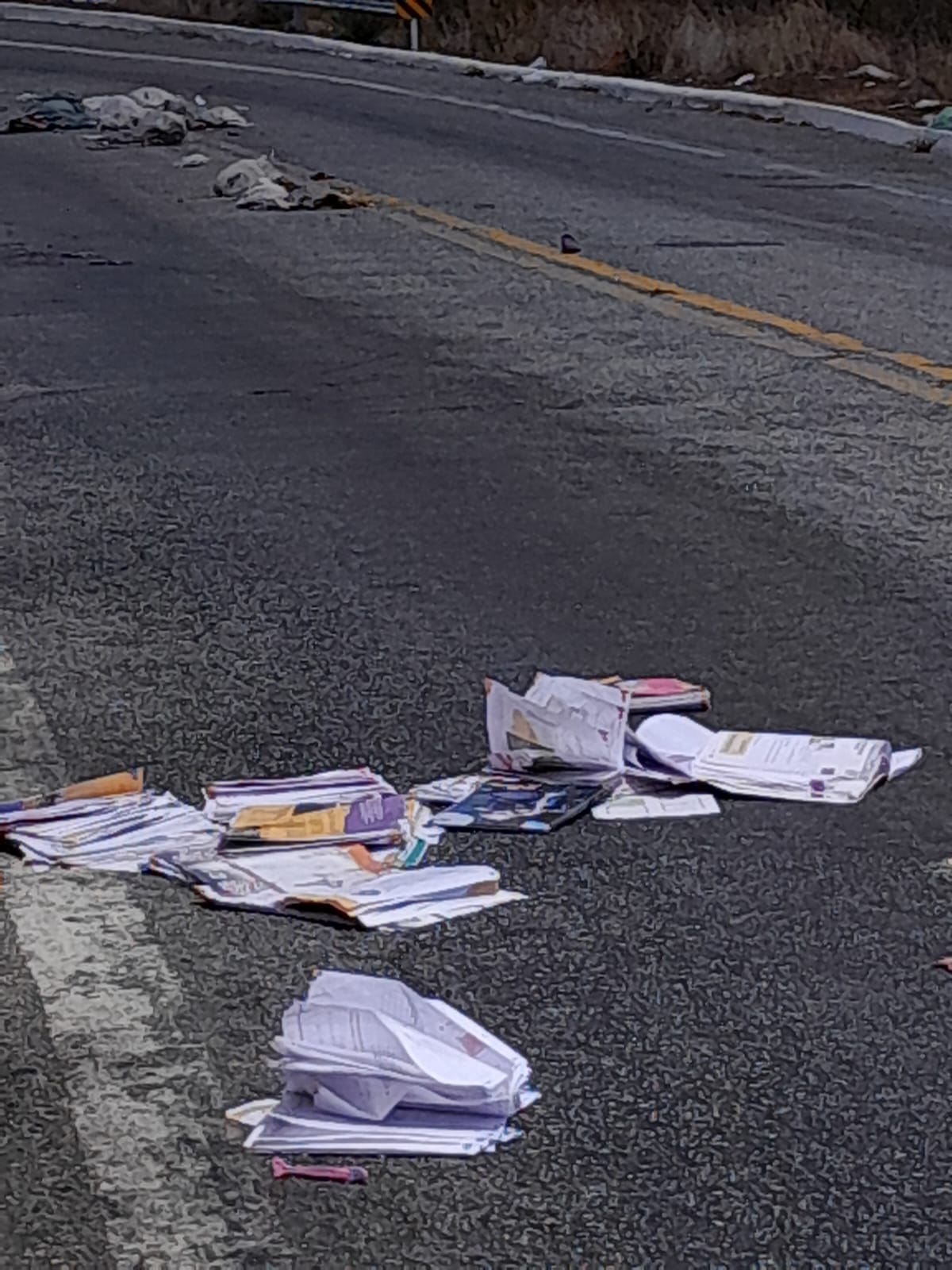 Vereador diz que caminhões que fazem transbordo do lixo de Patos estariam espalhando resíduos pela PB-262, ao longo da Serra do Teixeira