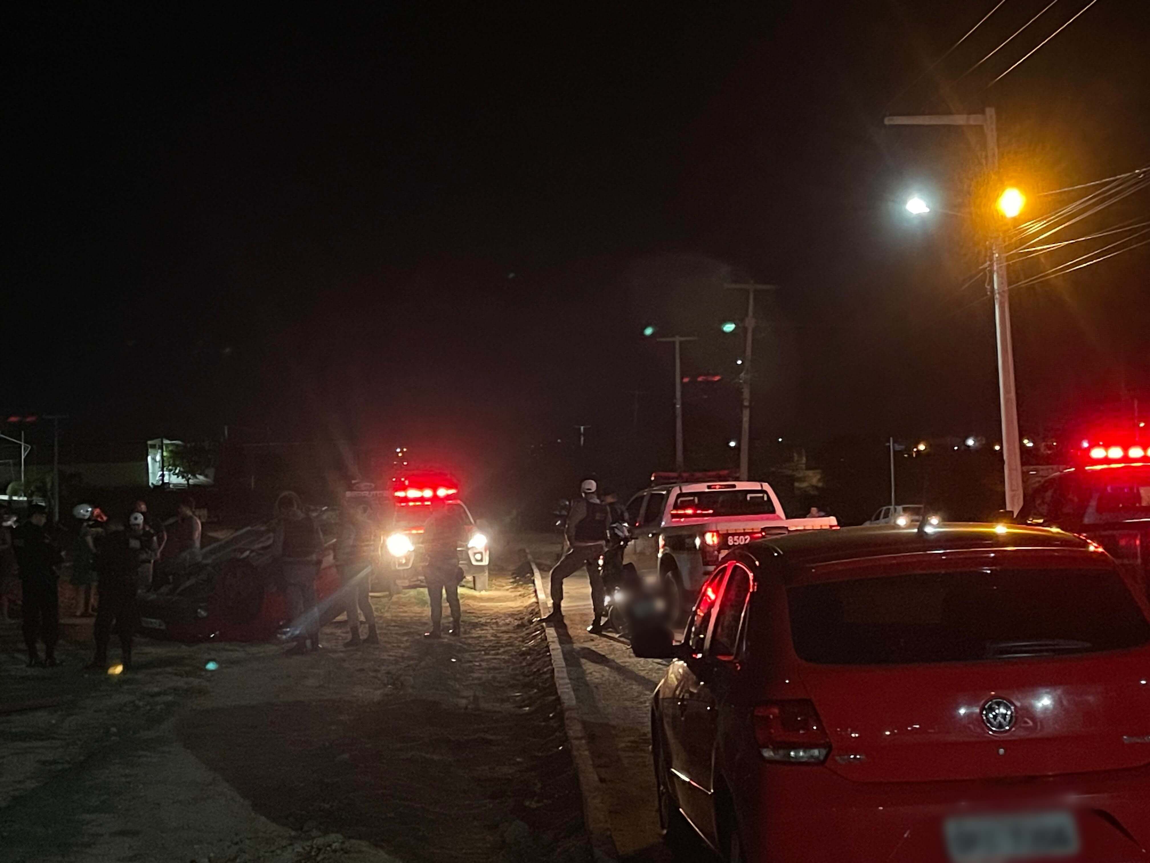 Acidente na BR-361: Veículo capota próximo ao Coliseum Hall em Patos, na noite desta segunda-feira (25)