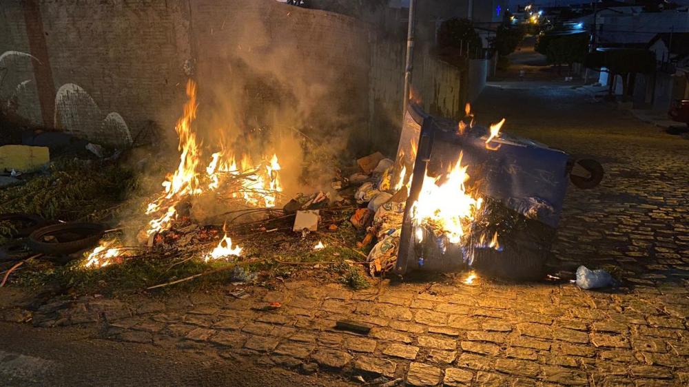 Vândalos ateiam fogo em coletor de lixo na Rua do Prado, em Patos, durante a madrugada desta terça-feira (26)