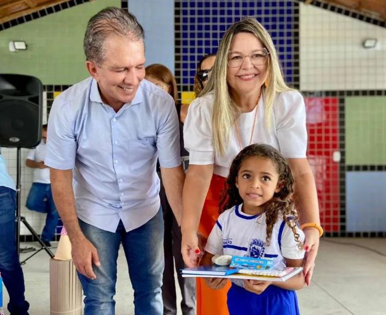 Prefeito de Patos e Secretária de Educação receberão prêmio “Amigo da Educação” nesta terça, em Campina Grande