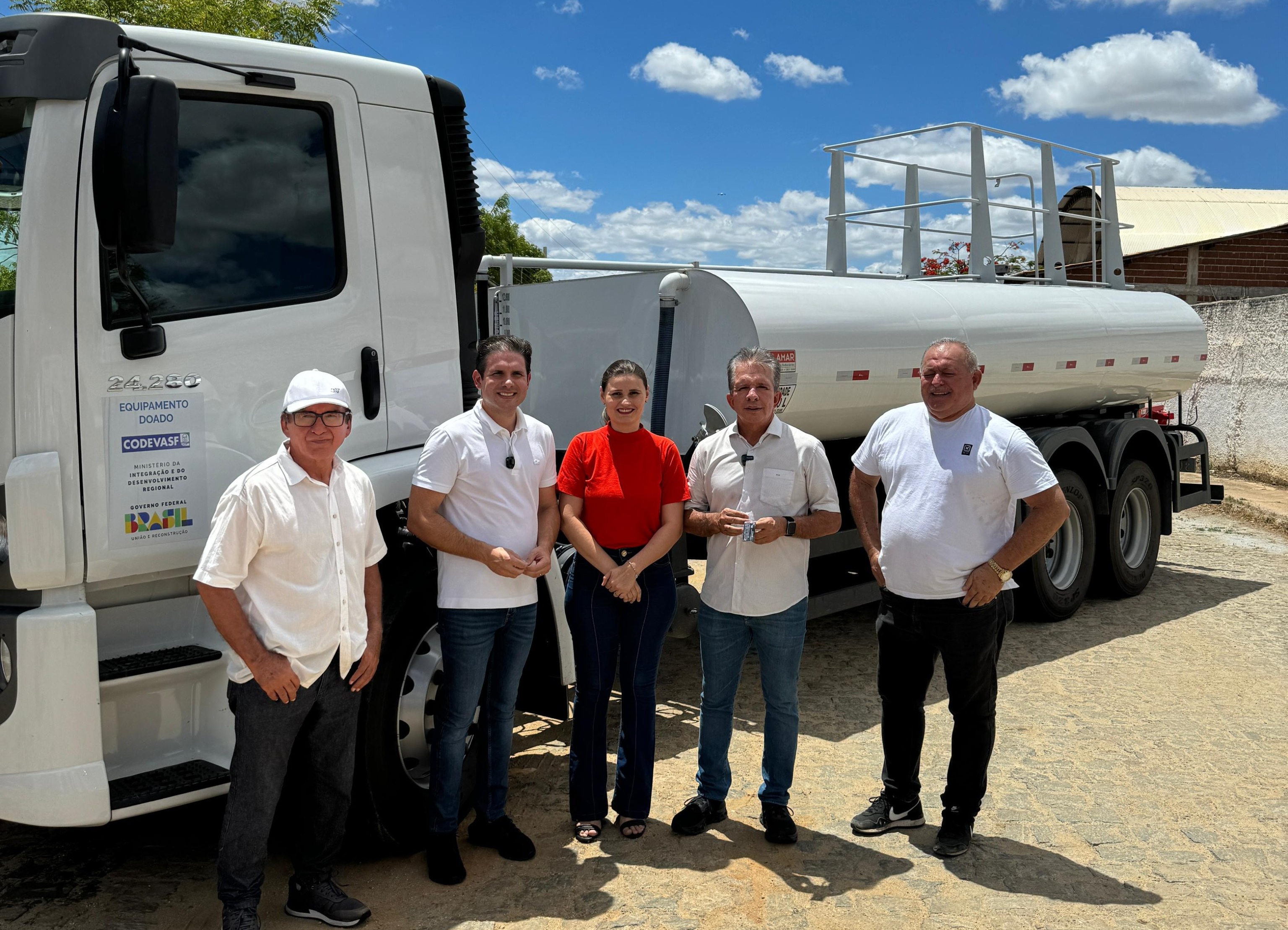 Prefeitura de Patos recebe carro-pipa que ficará a serviço da secretaria de Meio Ambiente