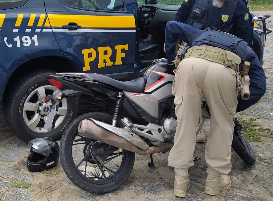 Cinco pessoas são detidas e três veículos são recuperados pela PRF na Paraíba em menos de 08h