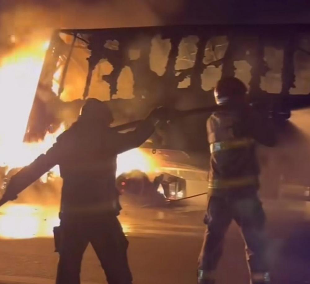 Carreta carregada de sal pega fogo na BR-230 entre Pombal e Aparecida; veja vídeo