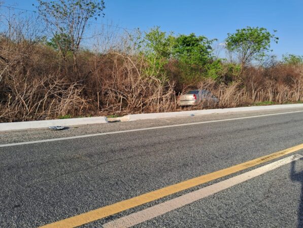 Acidente envolvendo carro é registrado na BR-361, em Piancó