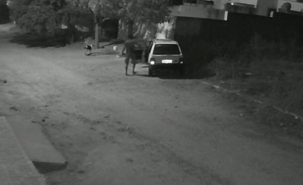 Imagens mostram momento de furto em carro de agente de trânsito durante a madrugada deste domingo (31) na cidade de Patos; veja vídeo