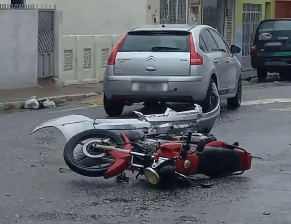 Motociclista sofre fratura no tornozelo após colisão entre carro e moto na manhã desta segunda-feira (01), em Patos