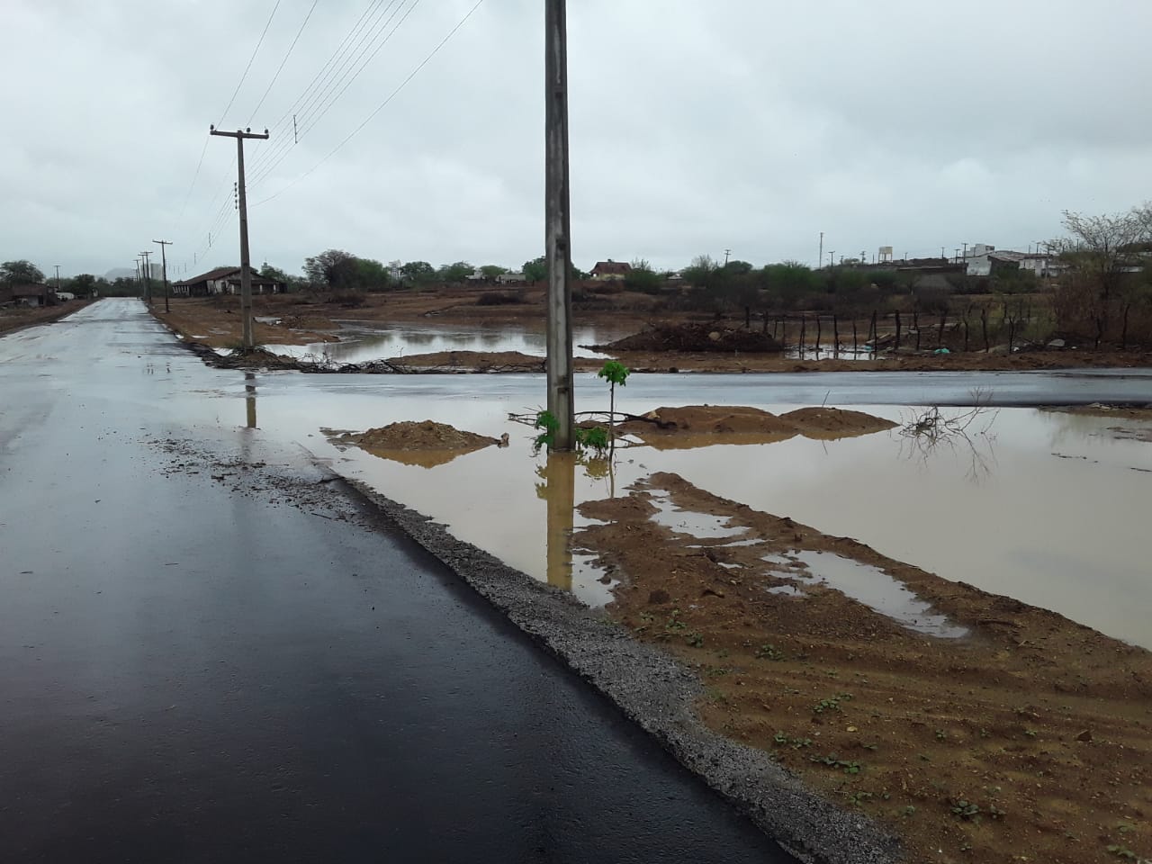 Morador do bairro Matadouro, em Patos, relata preocupação com falta de passagem para água em asfalto feito recentemente; gestão diz que obra ainda não foi concluída