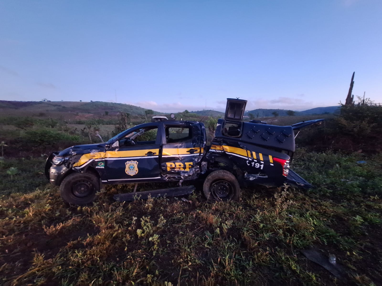 Caminhão bate em viatura da PRF na BR-230, na Paraíba