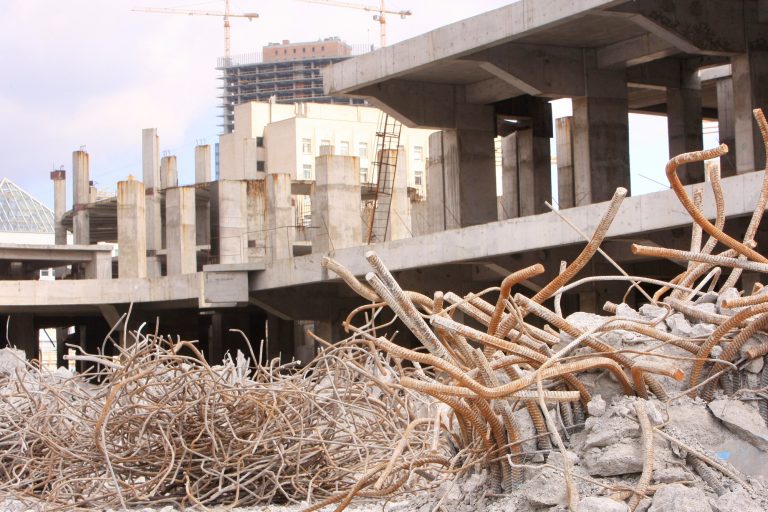 Desperdício com o dinheiro público: Quase 9 mil obras que usam recursos federais estão paralisadas ou inacabadas no Brasil